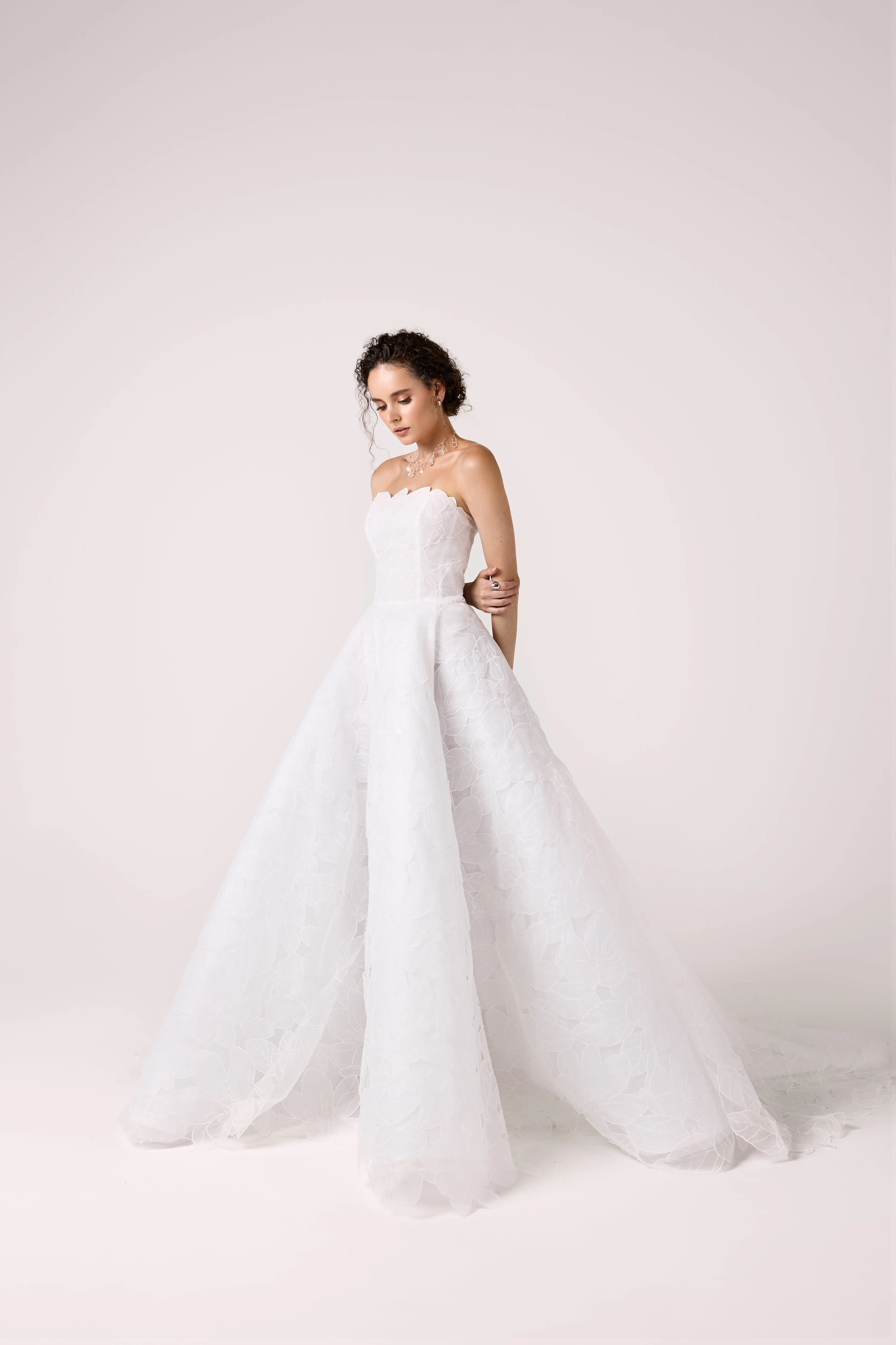 Elegant Strapless Organza Ball Gown Wedding Dress with Flower Ornament